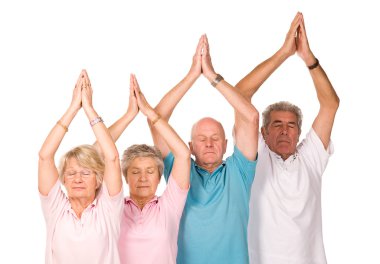 Група літні люди роблять йоги