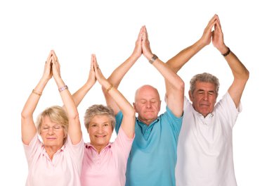 Група літні люди роблять йоги