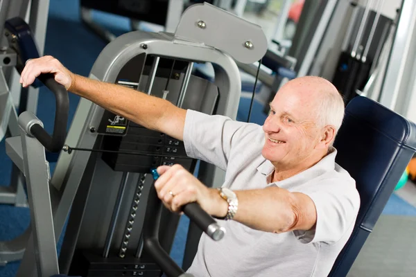 Uomo anziano che si allena in palestra — Foto Stock