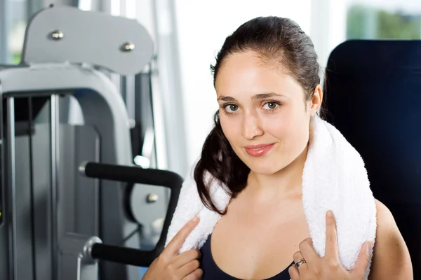 Mujer joven haciendo ejercicio en el gimnasio —  Fotos de Stock