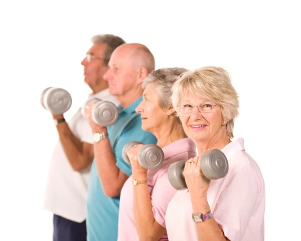 Personas mayores levantando pesas — Foto de Stock