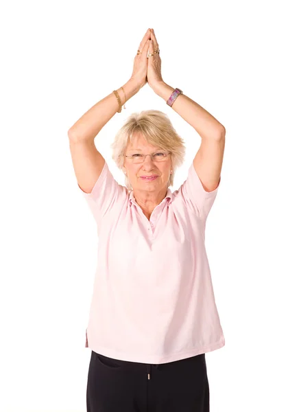 Зрелая женщина в положении йоги — стоковое фото