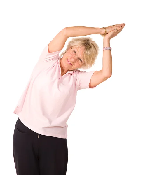 Зрелая женщина в положении йоги — стоковое фото