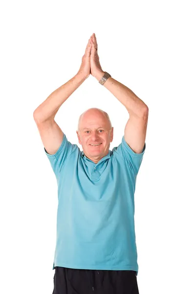 Yoga yaparken olgun yaşlı adam — Stok fotoğraf