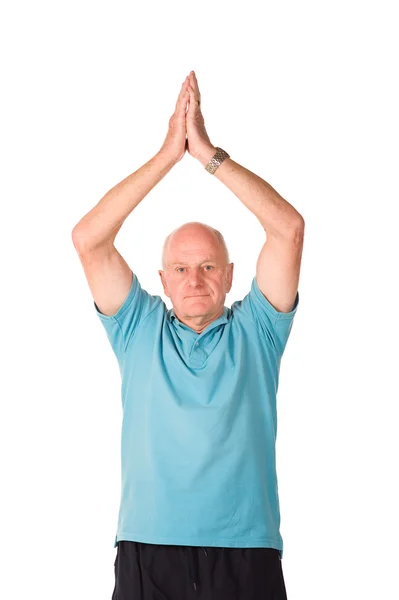 Zralé starší muž dělá jógu — Stock fotografie