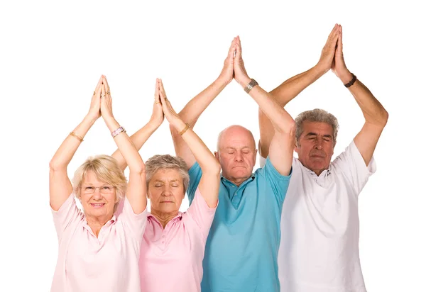 Група літні люди роблять йоги — Stok fotoğraf