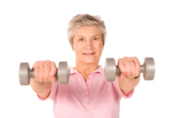 Reife Dame beim Heben von Gewichten — Stockfoto