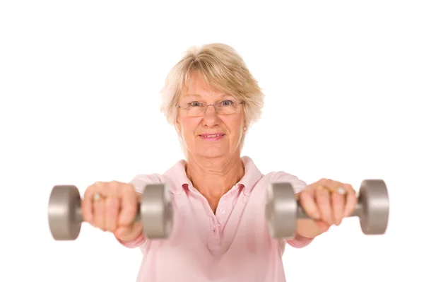Reife Dame beim Heben von Gewichten — Stockfoto