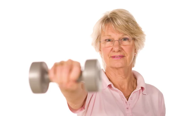 Ältere Seniorin stemmt Gewichte — Stockfoto