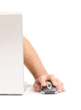 людина за допомогою комп'ютера з мишею