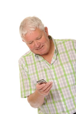 cep telefonu kullaranarak mutlu rahat olgun adam