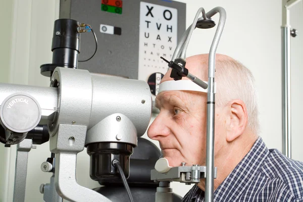 Hombre mayor examinándose los ojos —  Fotos de Stock