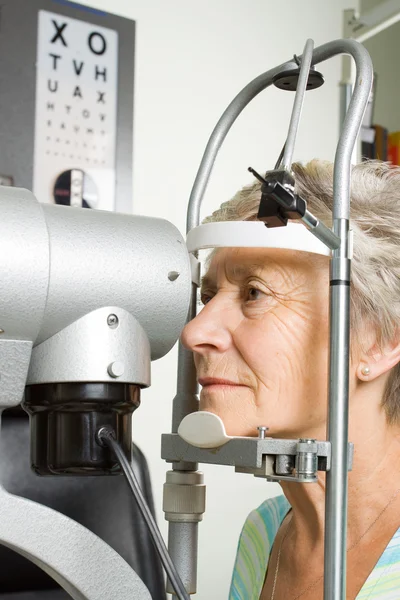 Lady examinándose los ojos — Foto de Stock