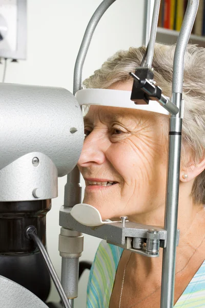 Lady har test ögonundersökning — Stockfoto