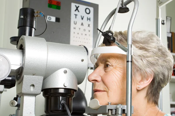 Dame met oog test onderzoek — Stockfoto