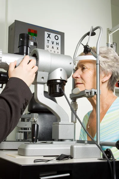 Lady examinándose los ojos — Foto de Stock