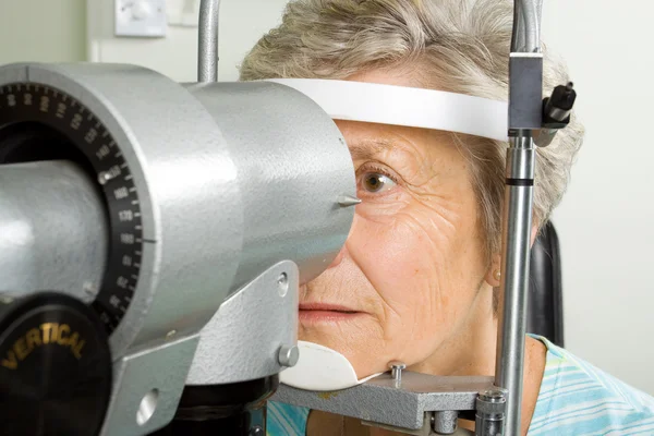 Lady examinándose los ojos — Foto de Stock