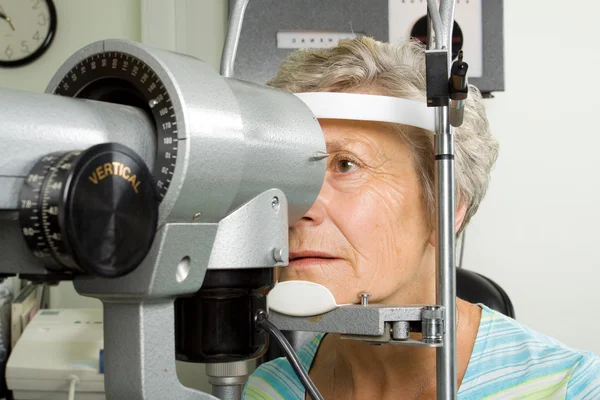 Κυρία έχοντας δοκιμή οφθαλμολογική εξέταση — Φωτογραφία Αρχείου