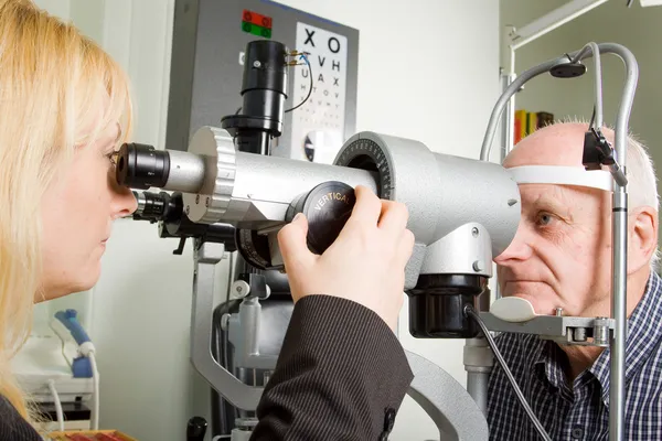 Homem mais velho fazendo exame ocular Fotografias De Stock Royalty-Free