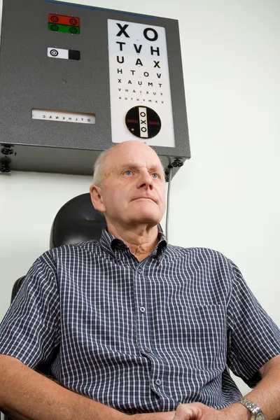 Older man having eye examination — Stock Photo, Image