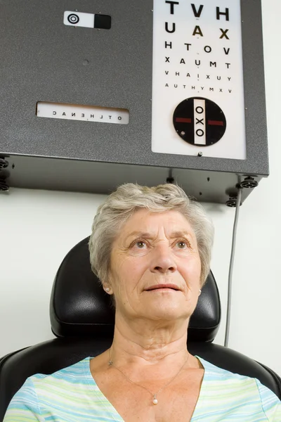 Κυρία έχοντας δοκιμή οφθαλμολογική εξέταση — Φωτογραφία Αρχείου