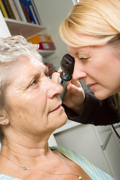 Lady examinándose los ojos — Foto de Stock