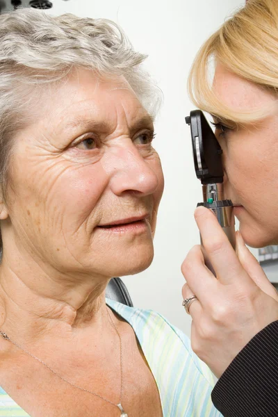 Lady examinándose los ojos — Foto de Stock