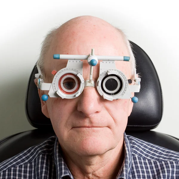 Hombre mayor examinándose los ojos —  Fotos de Stock
