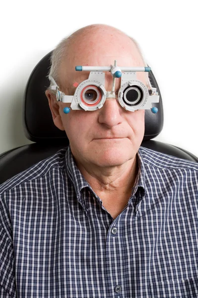 Homem mais velho fazendo exame ocular — Fotografia de Stock