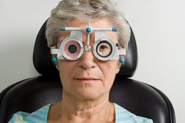 У леди проверка зрения — стоковое фото
