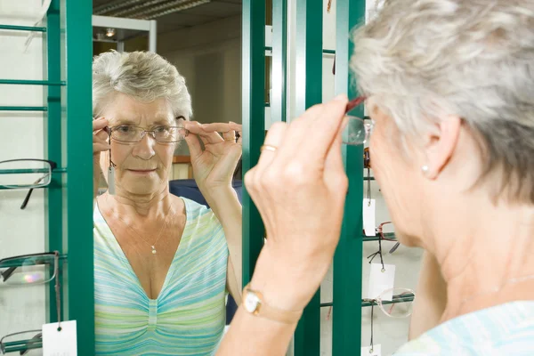 Gözlükçü, gözlük seçiminde — Stok fotoğraf
