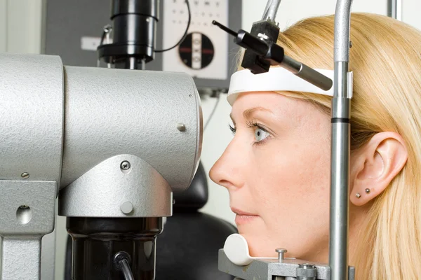 Mujer joven haciéndose la prueba ocular —  Fotos de Stock