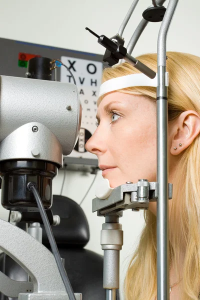 Mujer joven haciéndose la prueba ocular — Foto de Stock