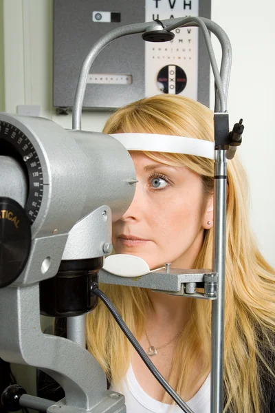 Mujer joven haciéndose la prueba ocular — Foto de Stock