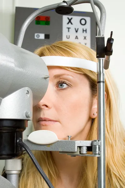 Mujer joven haciéndose la prueba ocular —  Fotos de Stock
