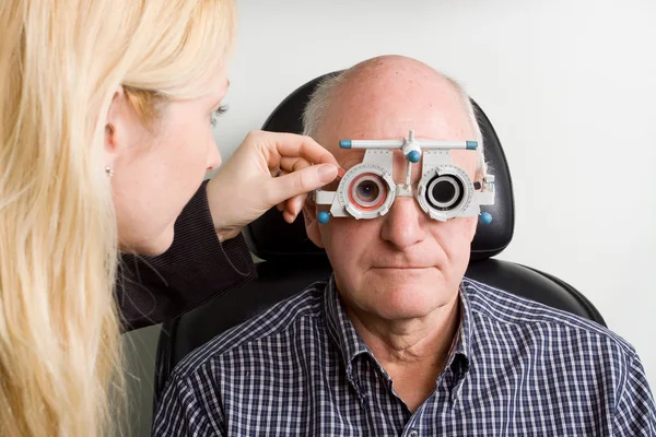 Uomo più vecchio con esame oculistico Foto Stock Royalty Free