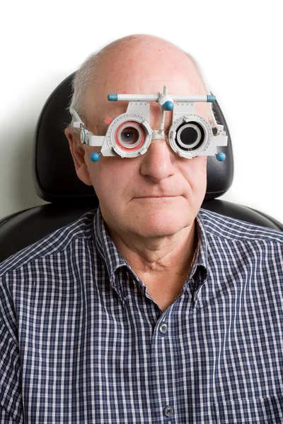 Uomo più vecchio con esame oculistico Fotografia Stock