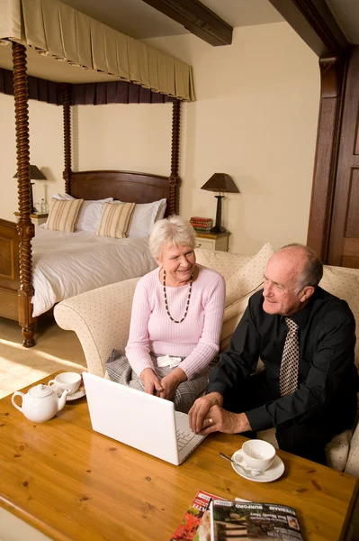 Oudere paar met laptop — Stockfoto