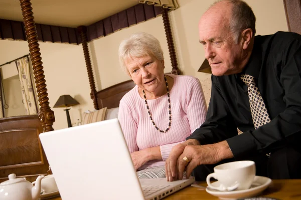 Oudere paar met laptop — Stockfoto