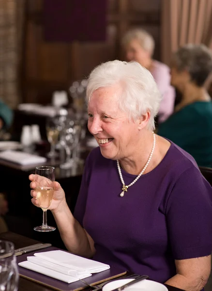 Счастливая старшая леди в ресторане — стоковое фото