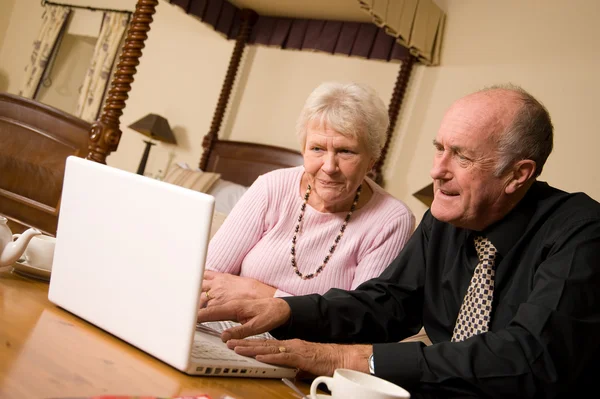 Oudere paar met laptop — Stockfoto