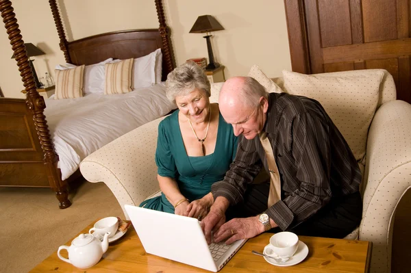 Coppia anziana con laptop — Foto Stock