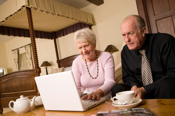 Oudere paar met laptop — Stockfoto