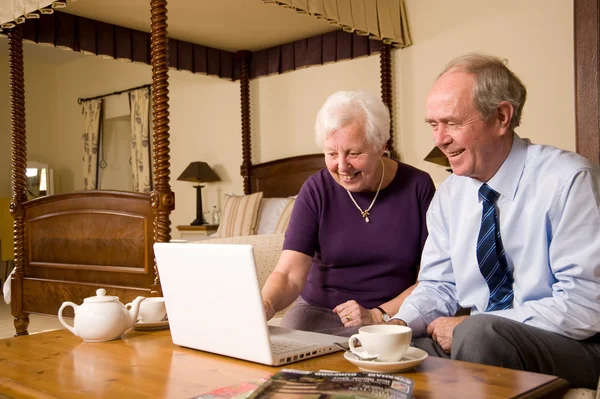 Oudere paar met laptop — Stockfoto