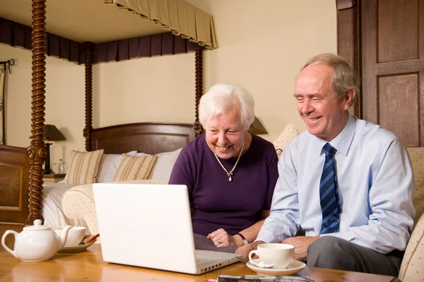 Dizüstü bilgisayarlı yaşlı çift. — Stok fotoğraf