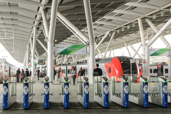 Lastotschka-Zug am Olympiapark-Bahnhof in Sotschi lizenzfreie Stockfotos