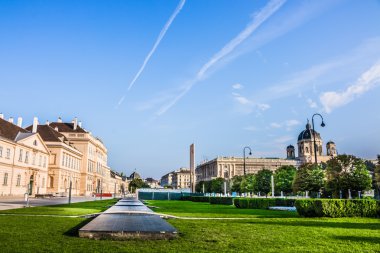 park ve uçak ile naturhistorisches Müzesi (Doğal Tarih Müzesi) ve ünlü müzeler quartier güzel manzara mavi gökyüzünde izlemek.