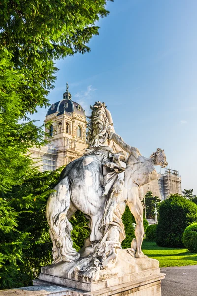 Vacker utsikt över berömda naturhistorisches museum (Naturhistoriska museet) med park och skulptur — Stockfoto