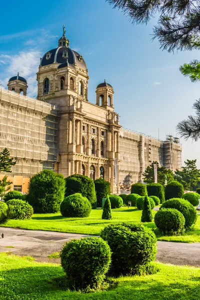 Vacker utsikt över berömda naturhistorisches museum (Naturhistoriska museet) med park och skulptur — Stockfoto