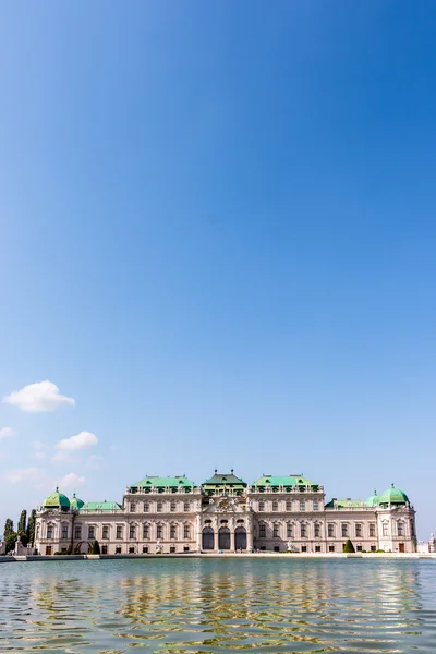 Vacker utsikt över berömda schloss belvedere med fontän och blå himmel — Stockfoto